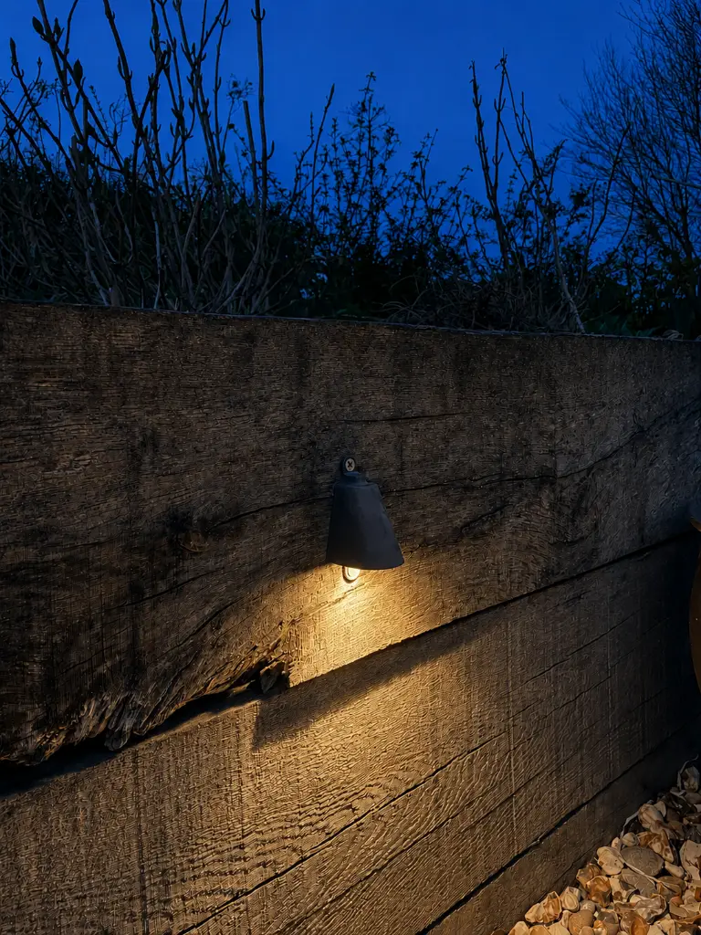 WANOTOOBEE Micro Wall Light on Planter.webp